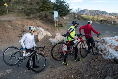 Un grupo de ciclistas atraviesa el paso fronterizo cerrado del Coll de Banyuls entre España y Francia, en Girona.