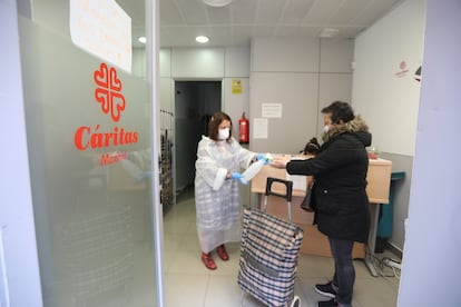 Una voluntaria en una sede de Cáritas.