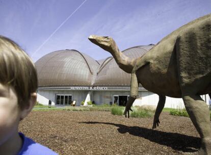 En la costa oriental de Asturias hay antiquísimas huellas de dinosaurios y el MUJA hace un recorrido entretenido y muy riguroso por la vida de estos reptiles.