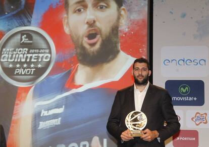 Bourousis, con el trofeo de MVP