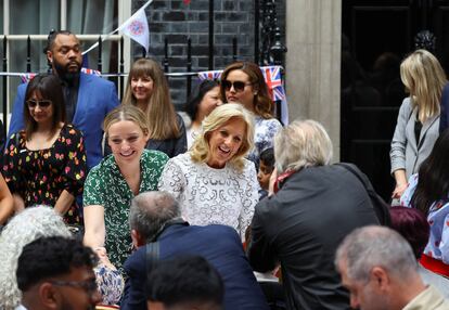 Entre los invitados del primer ministro británico ha estado Jill Biden. La primera dama ha acudido a Downing Street en compañía de su nieta Finnegan, quien ya la acompañó también en la recepción celebrada el viernes en Buckingham y a la ceremonia de coronación en la abadía de Westminster.