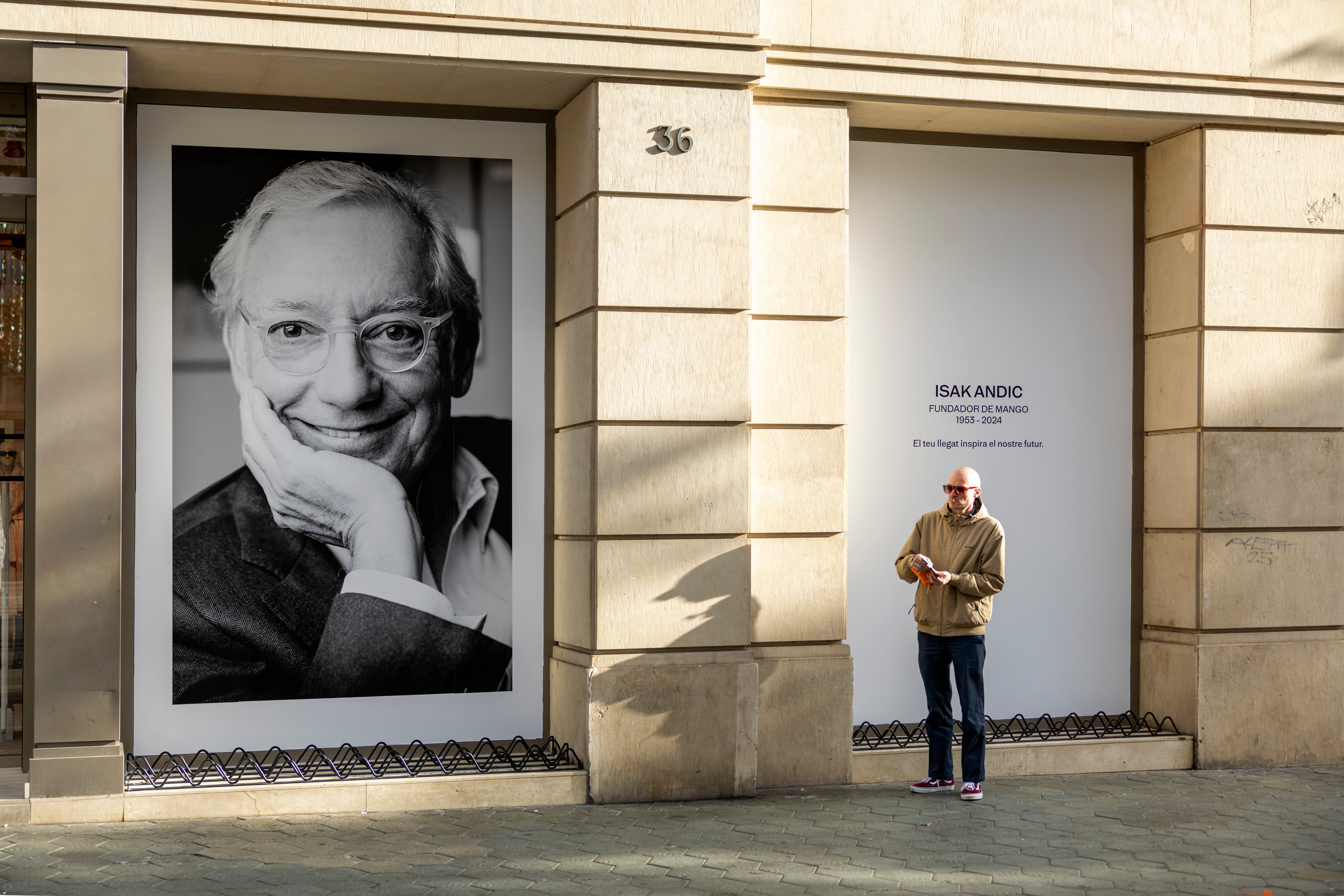 Tienda de Mango en Passeig de Gràcia de Barcelona con un enorme retrato del fundador de la marca, Isak Andic, este viernes. 