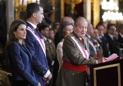 El Rey, acompañado por la Reina y los Príncipes de Asturias, durante su discurso en el acto de celebración de la Pascua Militar, en el Palacio Real, en el que ha animado a las Fuerzas Armadas y la Guardia Civil a perseverar en su "ejemplaridad", a "seguir transmitiendo confianza y serenidad", a "continuar trabajando unidos por la seguridad y el bienestar del conjunto de los españoles" y a ser "los primeros en ofrecer y los últimos en recibir".