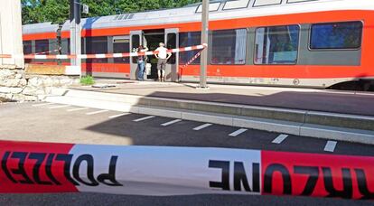 El tren en el que un hombre atac&oacute; a pasajeros, este s&aacute;bado en la estaci&oacute;n de Salez-Sennwald (Suiza).