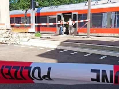 El tren en el que un hombre atac&oacute; a pasajeros, este s&aacute;bado en la estaci&oacute;n de Salez-Sennwald (Suiza).