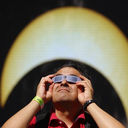 Mexicanos observan el eclipse solar del "anillo de fuego"