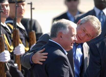 El presidente de Estados Unidos, George W. Bush, saluda al presidente polaco, Lech Kaczynski, ayer en Gdansk.
