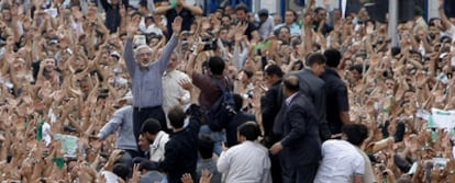Mir Hosein Musaví saluda a sus seguidores en medio de una de las manifestaciones celebradas esta semana  en Teherán.