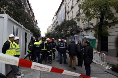 Un cordón policial prohíbe la entrada a la calle Lagasca.