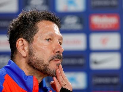 El entrenador del Atlético de Madrid Diego Simeone, este viernes durante la rueda de prensa tras el entrenamiento en la Ciudad Deportiva Atlético de Madrid en Majadahonda, preparatorio del partido de LaLiga de mañana sábado frente al Athletic Club.