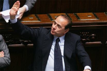 Berlusconi saluda a sus compañeros de partido durante el debate en la Cámara de los Diputados.