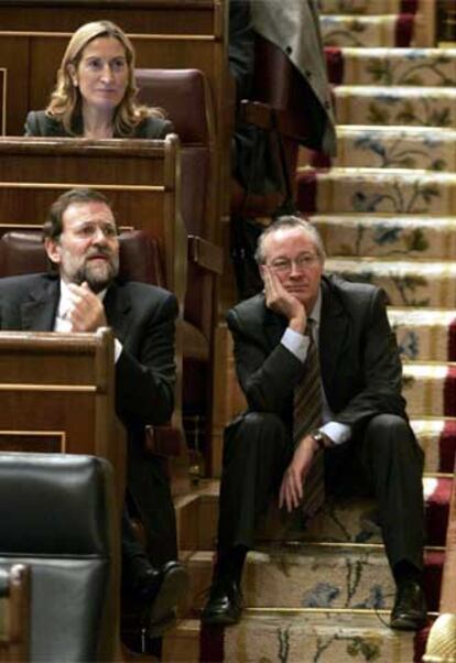 Piqué, en las escaleras, junto a Rajoy el miércoles.