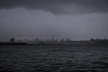 Vista de la isla de Manhattan con Sandy cubriéndola.