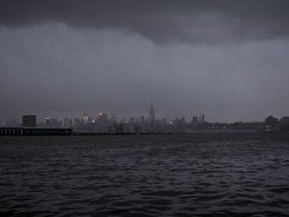 Vista de la isla de Manhattan con Sandy cubriéndola.