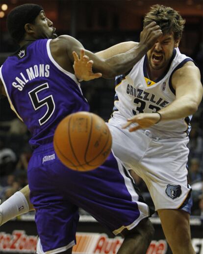 Salmons intenta frenar a Marc Gasol.