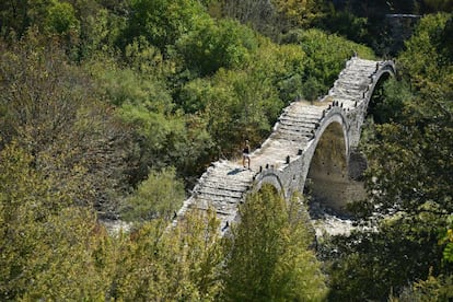 El puente de Kalogeriko, cerca de la ciudad de Kipoi (Grecia).