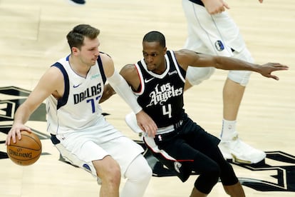 Doncic, con el balón, ante Rondo durante el Dallas-Clippers.