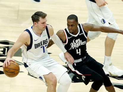 Doncic, con el balón, ante Rondo durante el Dallas-Clippers.