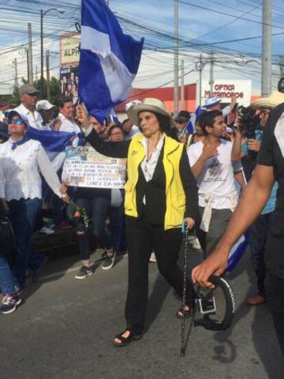 Bianca Jagger, durante una manifestación en Managua junto a Levis Rugama.