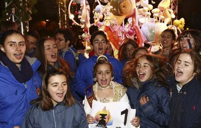 La fallera mayor infantil, Luc&iacute;a Aguilar, y otros miembros de la comisi&oacute;n celebran el primer premio en Nou Campanar.