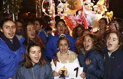 La fallera mayor infantil, Lucía Aguilar, y otros miembros de la comisión celebran el primer premio en Nou Campanar.