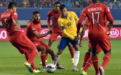 Neymar cercado por jogadores do Peru.