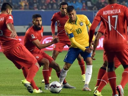 Neymar cercado por jogadores do Peru.