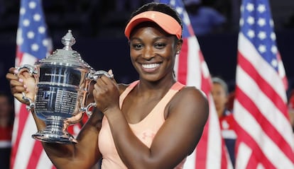 Stephens posa con el trofeo de campeona en Nueva York.