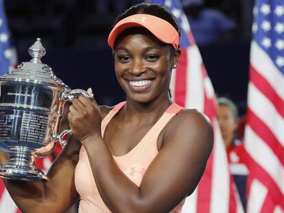 Stephens posa con el trofeo de campeona en Nueva York.