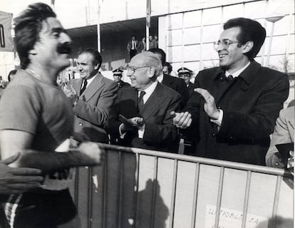 Miguel de la Quadra-Salcedo participa en una carrera en Juvenalia, ante el alcalde de Madrid, Enrique Tierno Galván, en enero de 1983.