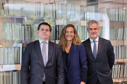 De izquierda a derecha, Manuel Mingot, Cristina Camarero e Israel Gómez-Caro (Ontier).