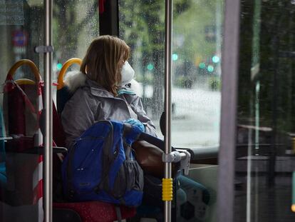 Una mujer con mascarilla en un autobús urbano de Madrid el 7 de abril