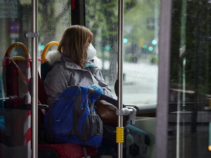 Una mujer viaja en un autobús urbano en Pamplona.