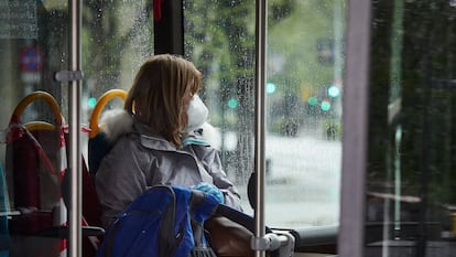 Una mujer viaja en un autobús urbano en Pamplona.