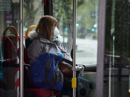 Una mujer viaja en un autobús urbano en Pamplona.