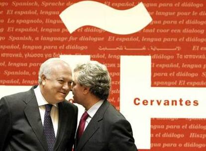 Miguel Ángel Moratinos, ministro de Asuntos Exteriores, y César Antonio Molina, de Cultura, durante la toma de posesión de Carmen Caffarel como directora del Cervantes el pasado julio.