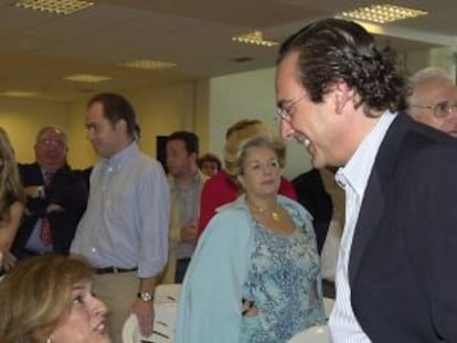 Botella conversa con Gómez Angulo en 2003.