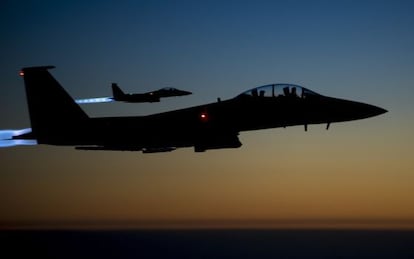 Dos caces dels EUA sobrevolant l'Iraq després d'atacar Síria.