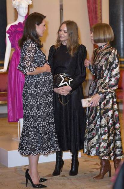 Kate Middleton, la diseñadora Stella McCartney y Anna Wintour en Londres en febrero de 2018.