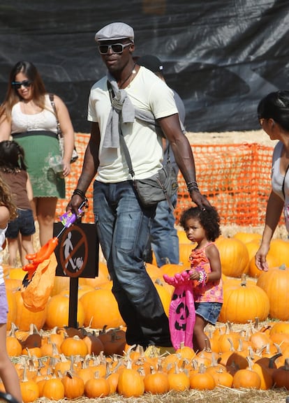 El cantante Seal, esposo de la modelo Heidi Klum, ha participado con su mujer y sus hijos en la elección de la mejor calabaza para la fiesta de Halloween.