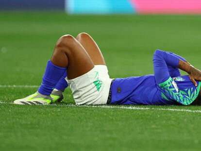 La brasileña Geyse, decepcionada y tumbada en el césped tras caer eliminada su selección ante Jamaica en el Mundial.