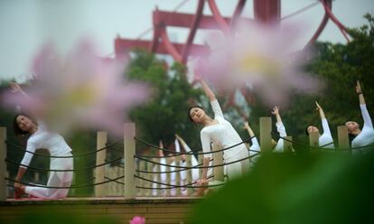Participantes un una clase de yoga en Yangzhou (China), el 18 de junio de 2018.