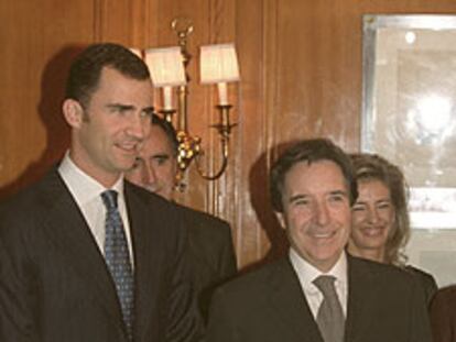 El príncipe Felipe con Iñaki Gabilondo, ayer en Madrid.