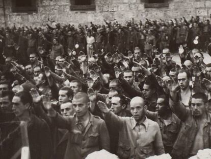 Prisioneros de San Pedro de Cardeña (Burgos) haciendo el saludo fascista. 