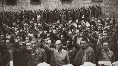 Prisioneros de San Pedro de Cardeña (Burgos) haciendo el saludo fascista. 