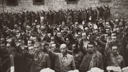 Prisioneros de San Pedro de Cardeña (Burgos) haciendo el saludo fascista.