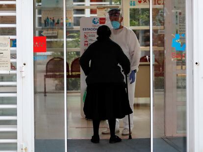 Una vecina es atendida en el Centro de Salud Artilleros en el distrito de Vicálvaro.