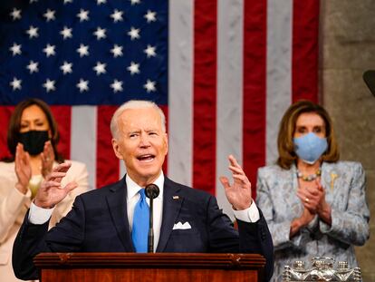 El presidente de EE UU, Joe Biden, se dirige al Congreso junto a la vicepresidenta, Kamala Harris, y a la Presidenta de la Cámara de Representantes, Nancy Pelosi, el pasado 18 de abril.