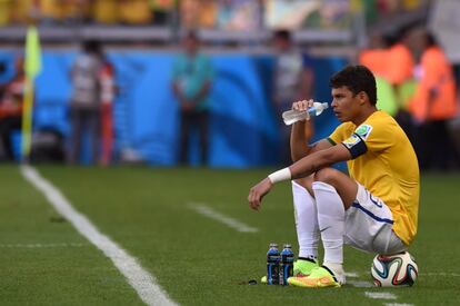 O capitão brasileiro Thiago Silva se isola antes da decisão por pênaltis contra o Chile, no Mineirão.