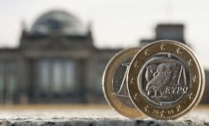 Dos monedas de euro, una de ellas acu&ntilde;ada en Grecia, fotografiadas delante del Bundestag en Berl&iacute;n (Alemania).